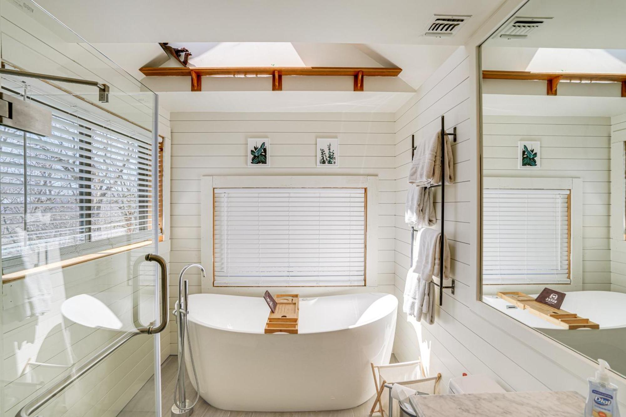 Wilmington Retreat With Deck, Lake Views And Game Room 외부 사진