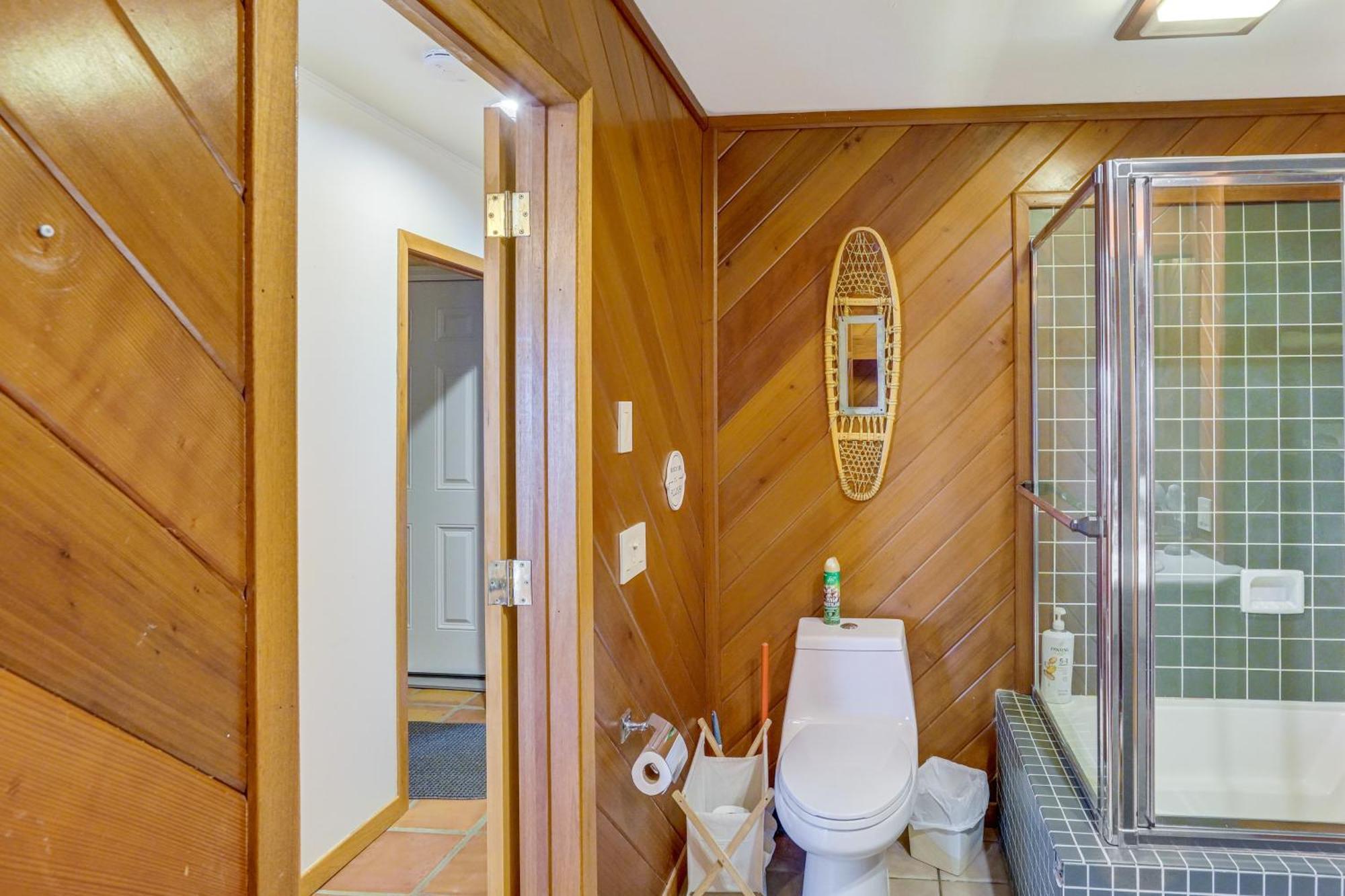 Wilmington Retreat With Deck, Lake Views And Game Room 외부 사진